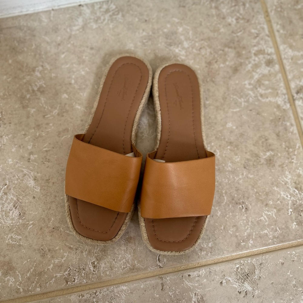 Universal Threads Sandals Size 6 1/2, Worn Once